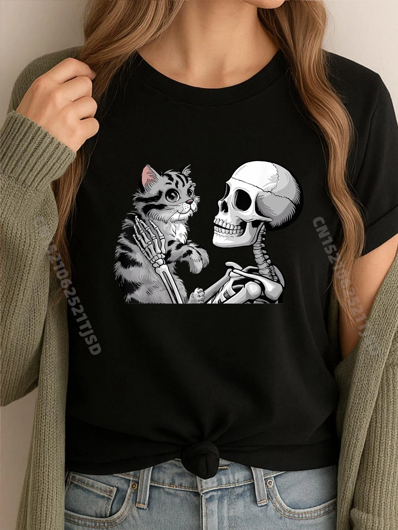 

Скелет держит кошку, забавные кошки на Хэллоуин, скелеты, женская одежда больших размеров, весенняя футболка, мытая иллюстрация