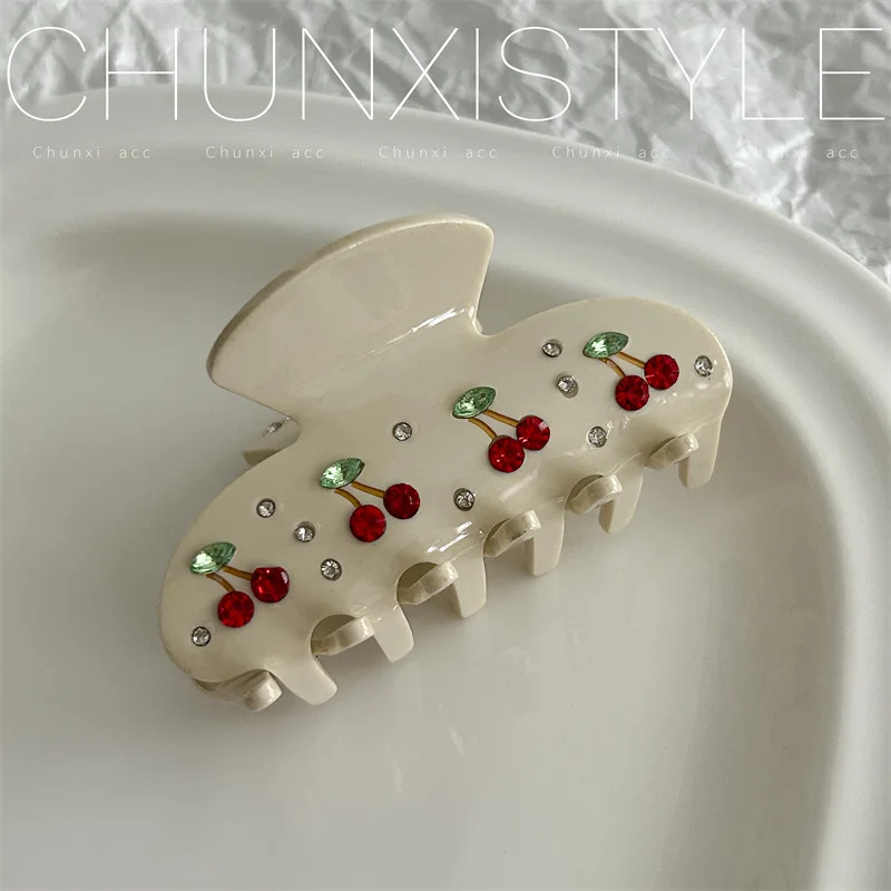 Рисунок 3 - Заколка для волос на тему вишни