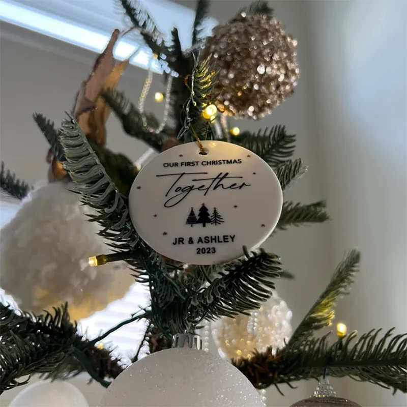 Personalisierter Weihnachtsanhänger mit den Namen des Paares zum ersten gemeinsamen Weihnachten, Weihnachtsdeko 2024, Deko für das Weihnachtsfest, Heimdekoration. – Detail 4