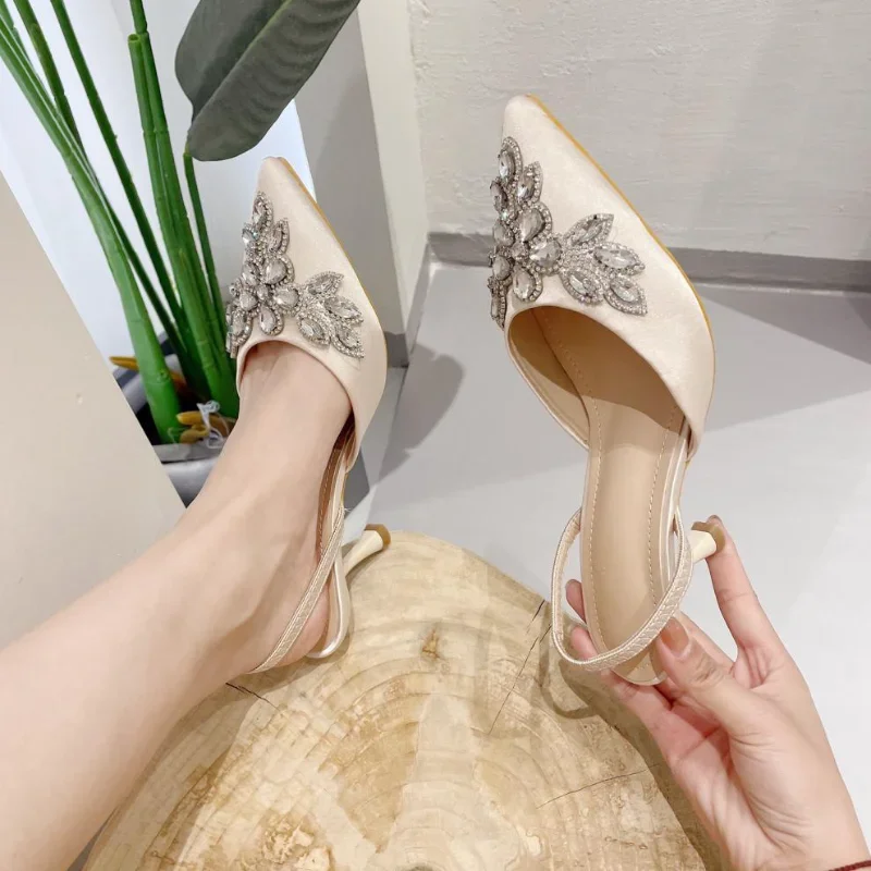 Sandalias de tacón alto de satén con flores y diamantes de imitación para mujer, zapatos de fiesta con botones cuadrados puntiagudos, talla 35-41, primavera 2024