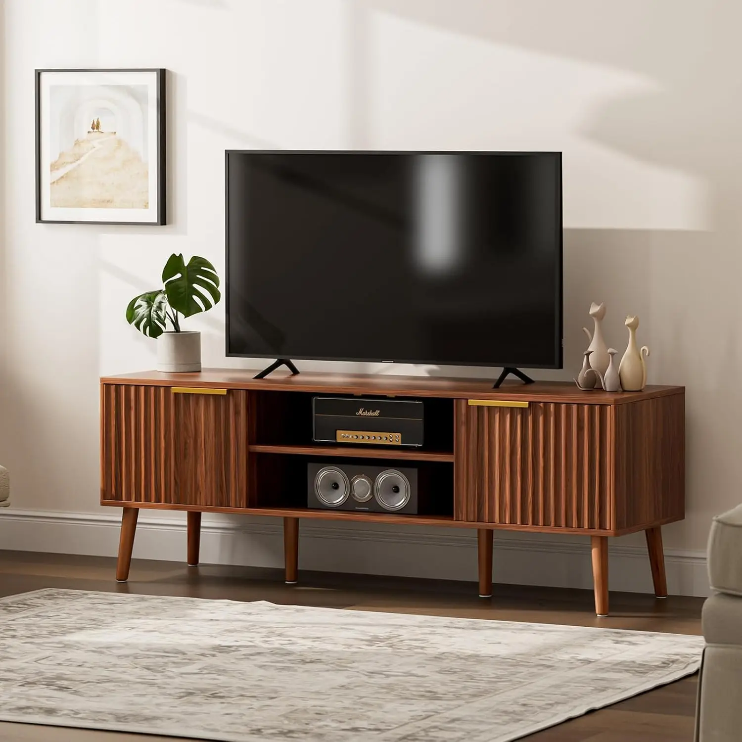 ミッドセンチュリーモダンテレビスタンド、55～60インチテレビ用、溝付きドアとオープンシェルフ付き、ウォールナット仕上げ