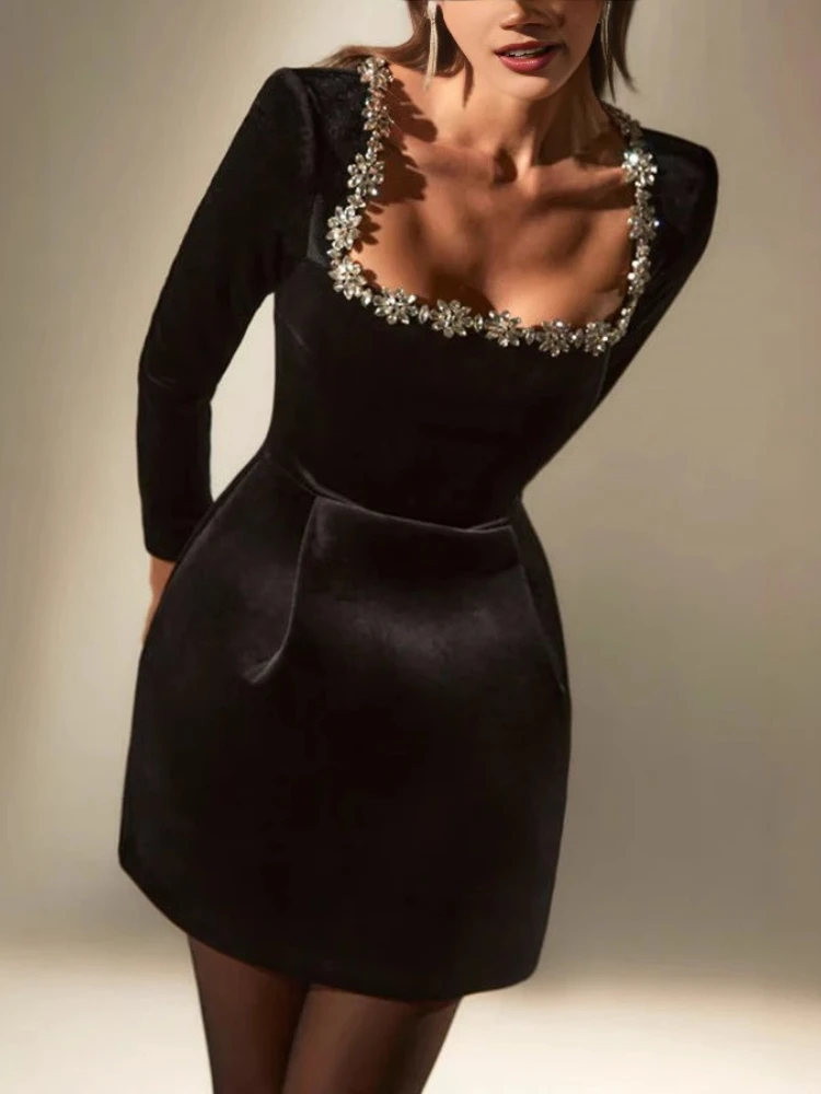 Abito da banchetto stile street in velluto corto con diamanti e collo quadrato alla moda da donna autunno 2025