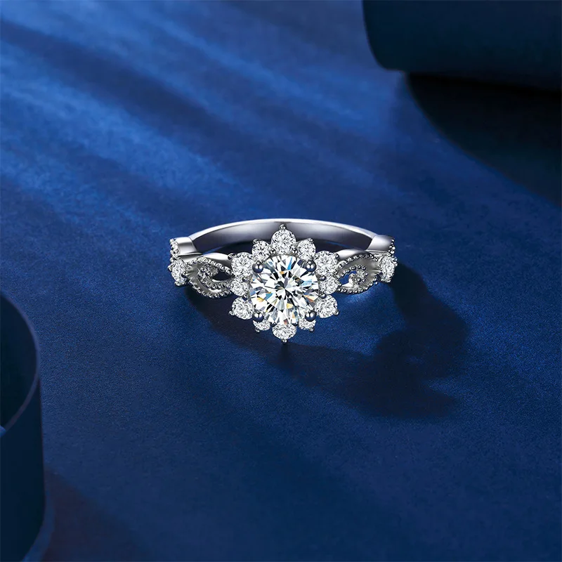 

S925 Sterling Silver Full Inlaid Snowflake One Carat Moissanite Ring Female Light Luxury Evening Ladies Ring
