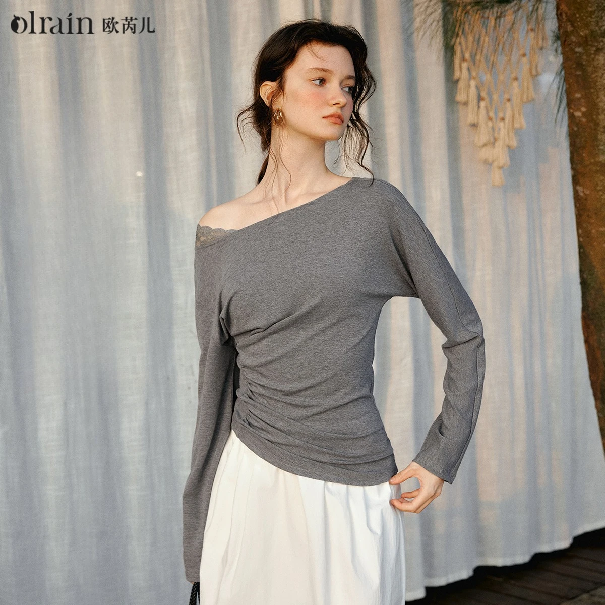 เสื้อผู้หญิง OLrain แบบพับได้ สไตล์ฝรั่งเศส คอเฉียง แต่งลูกไม้ แขนยาว ฤดูใบไม้ผลิ 2026 ผ้าถัก ทรงเข้ารูป รุ่น O58CT001990