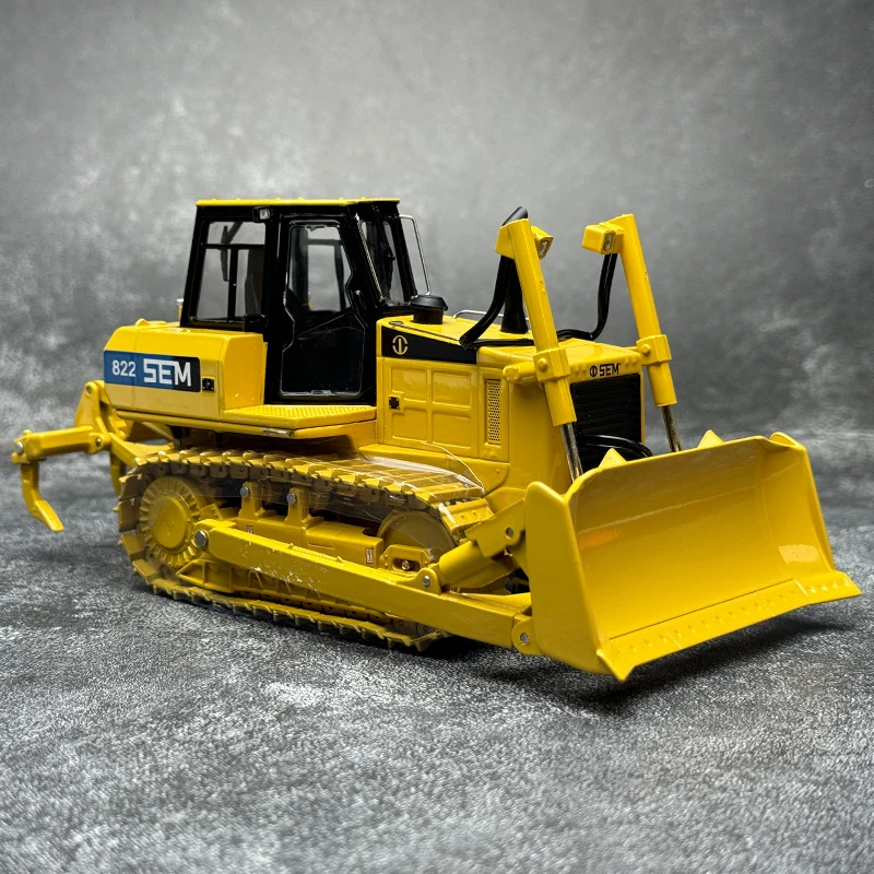 SHANTUI  1/35  SEM822 Mountain bulldozer mountain push mechanical alloy engineering car model static display birthday gift to fr