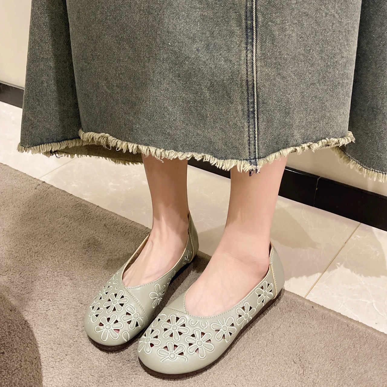 2024 Ethnic Style Hollow Out Mother Flats Shoes Soft Leather Holes Shallow Mouth Breathable Fashion Flat Lazy Women\'s Shoes