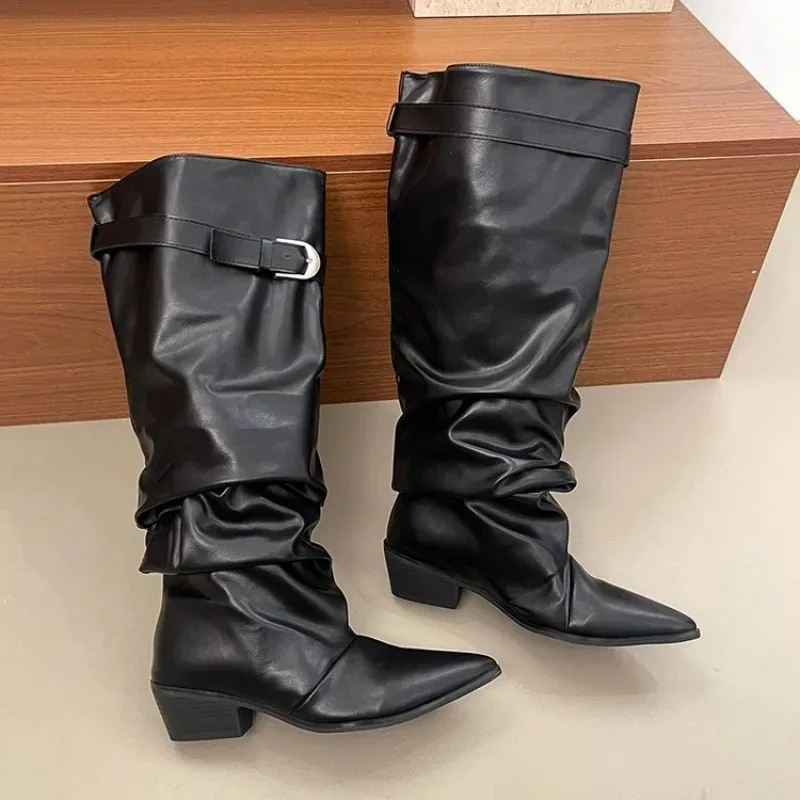 Botas de caballero de caña alta con punta puntiaguda blancas para mujer, con hebilla de cinturón, tacón grueso, diseño arrugado, largas, a la moda, novedad otoño-invierno