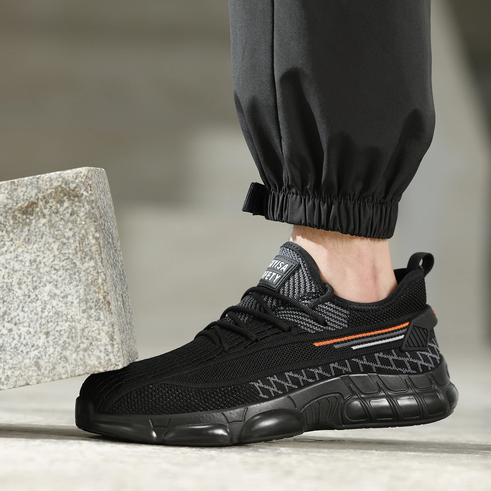 Men's work shoes with anti-shatter and anti-stab protection, durable and wear-resistant, suitable for all seasons.