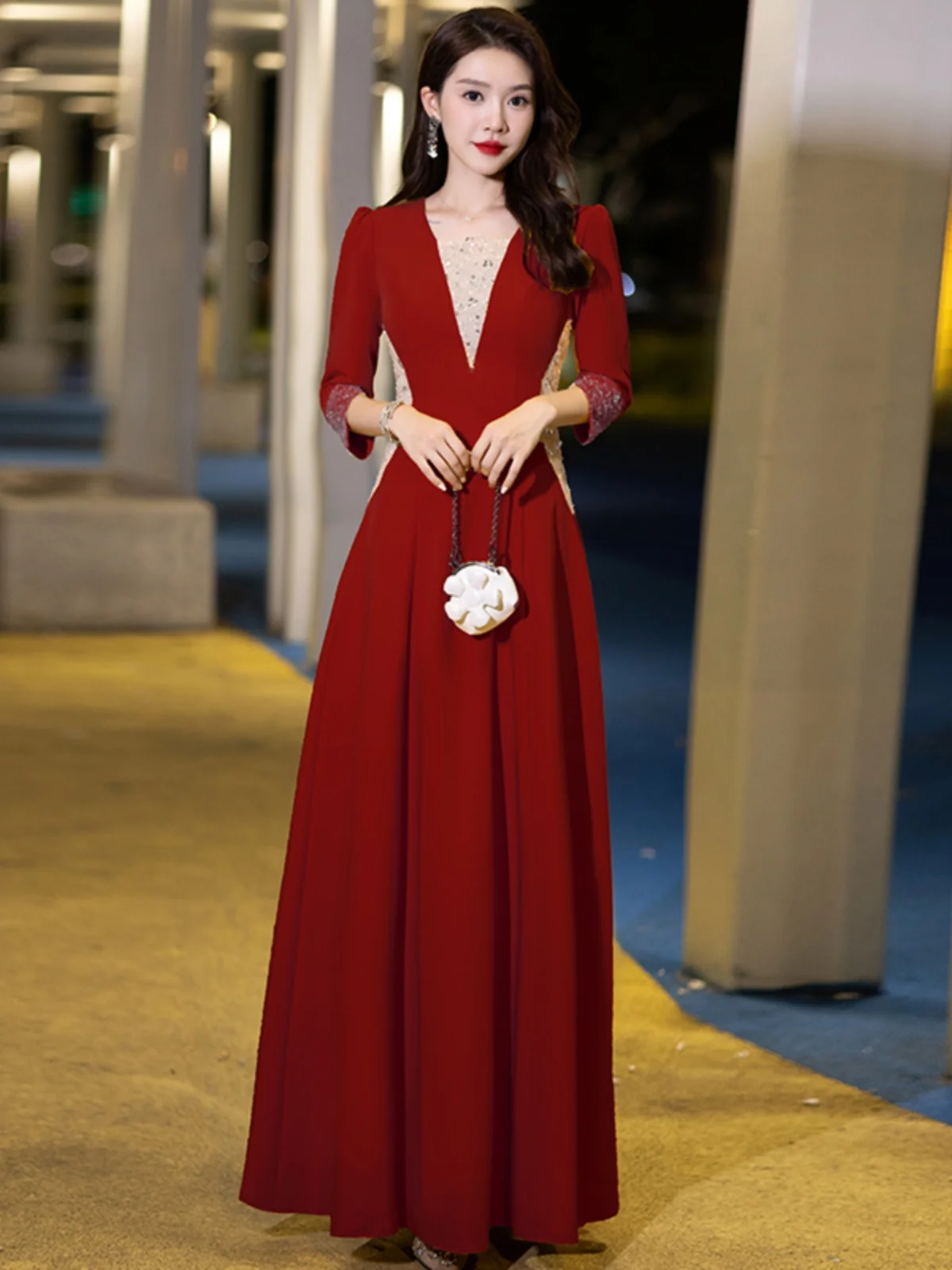 

Элегантное вечернее платье для молодой мамы: роскошное, приталенное, с длинными рукавами, для свадеб, банкетов и торжественных мероприятий