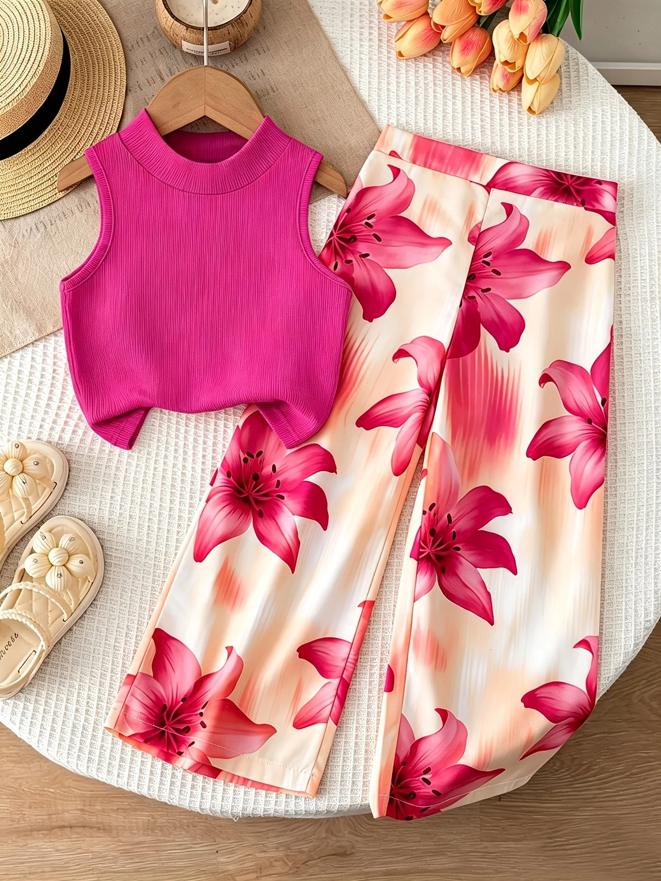 Sommer-Zweiteiler für Mädchen: Magenta ärmelloses Oberteil mit Stehkragen und weit geschnittene Hose mit großem Lilien-Print – Stilvolles Outfit – Detail 1