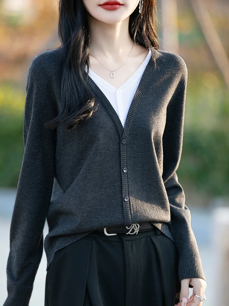 

New Style Sweater Knitted Wool Color Blocked Fake Two-piece Cardigan Women's New V-neck Long Sleeved Jacket Knitted Sweater
