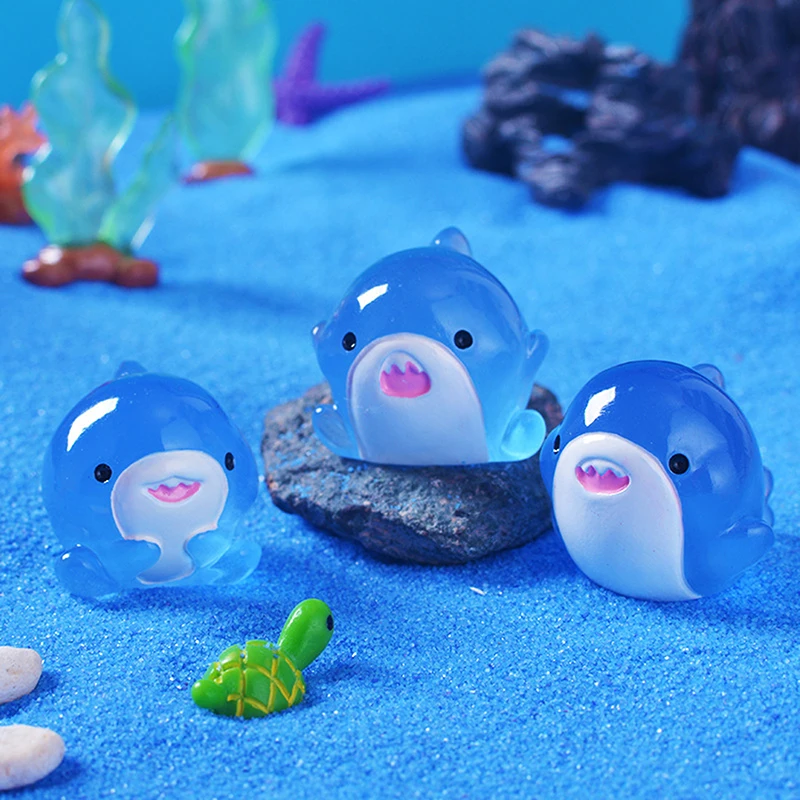 暗闇で光る漫画のサメ、マイクロランドスケープ、水槽の小さな装飾品、DIY樹脂工芸品、明るい小さなアクセサリー、かわいい、1個