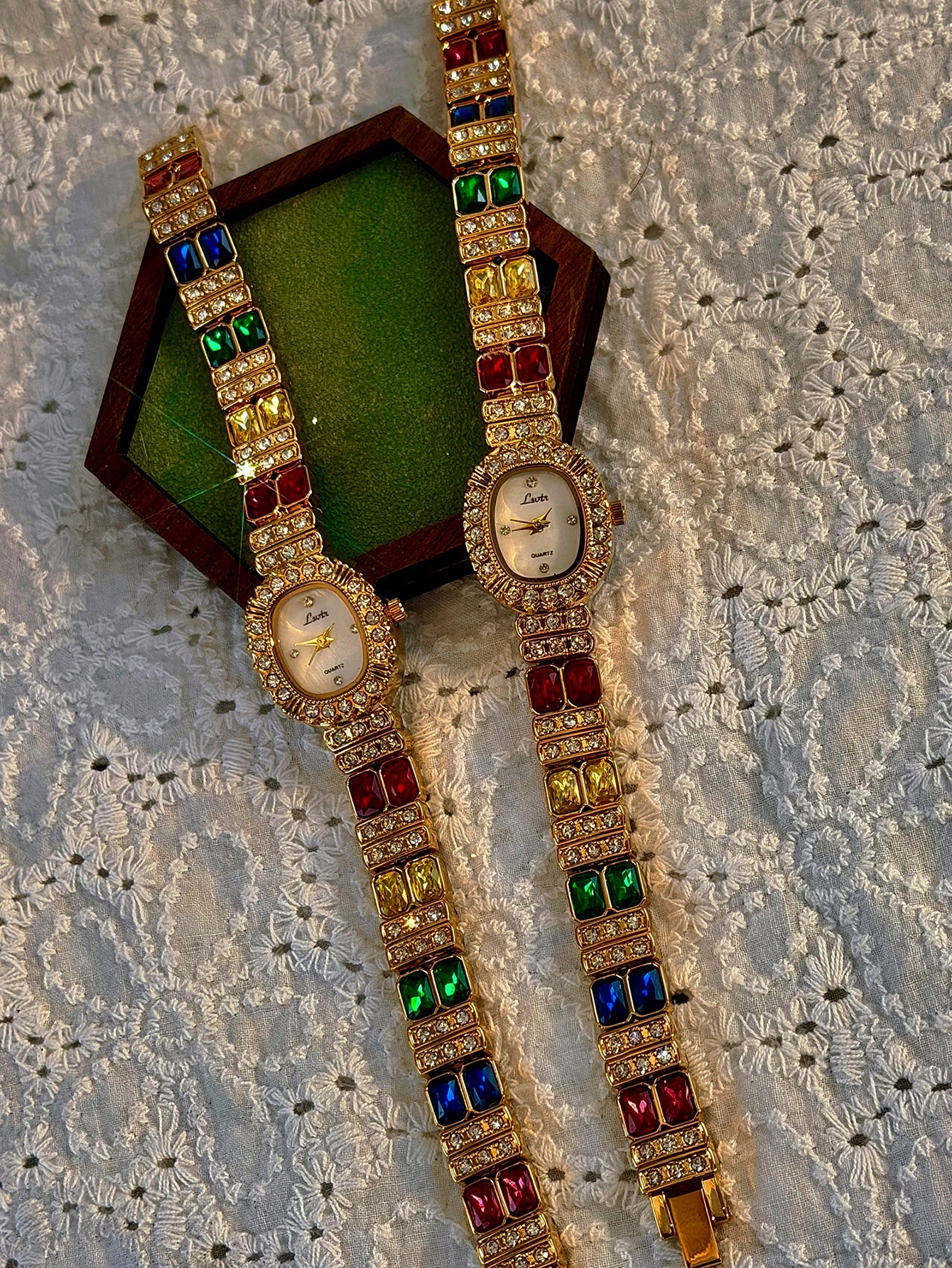 

1 new golden French luxury ladies' watch, a variety of ladies' watches with elegant and niche colored diamond and white dial.