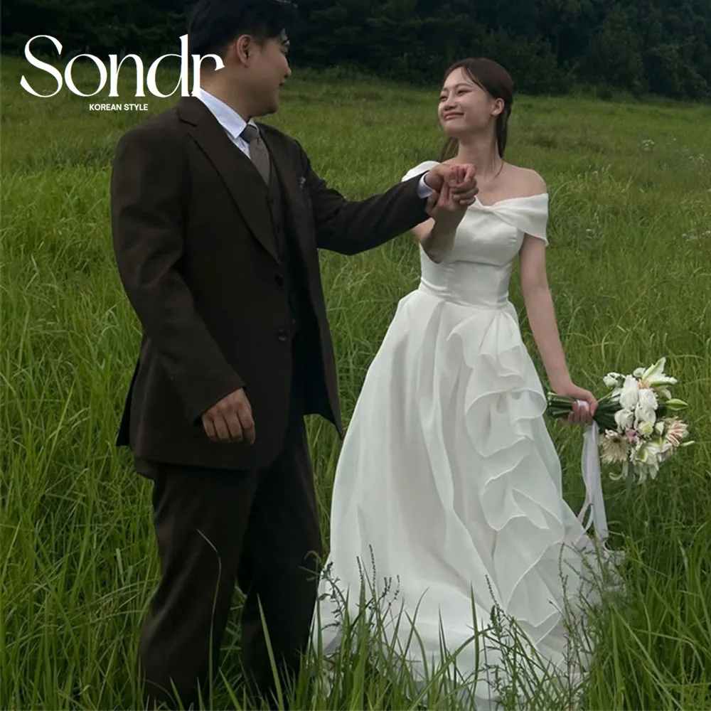 

Sondr Off the Shoulder Elegant Korean Wedding Dresses Silk Organza Draped Outdoor Customized Bridal Photo Shoot Gown