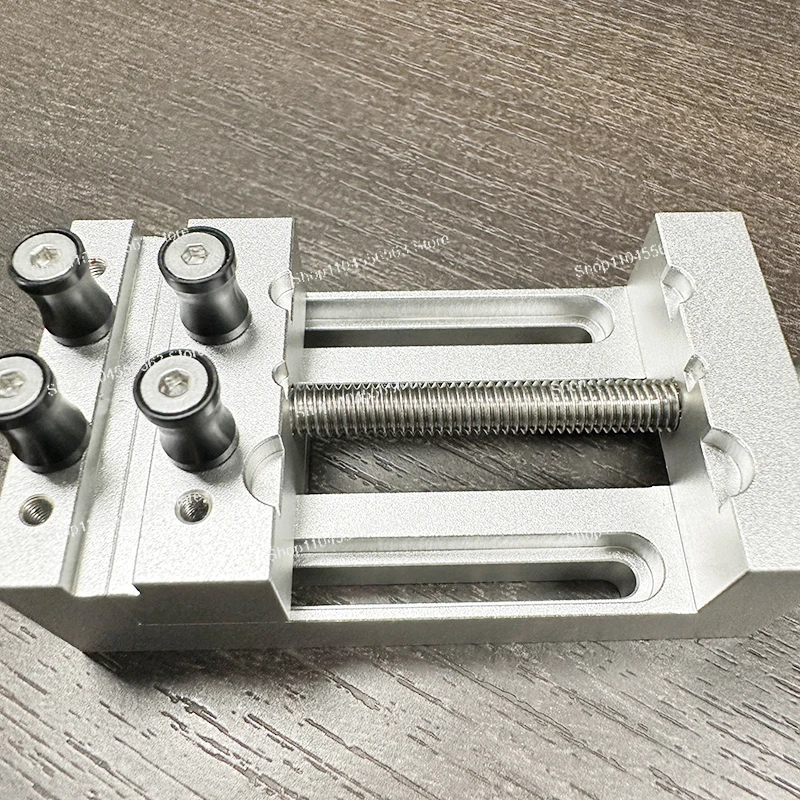 

Mini Aluminum Bench Vise – Walnut Handle Precision Clamp for Jewelry & Hobby DIY