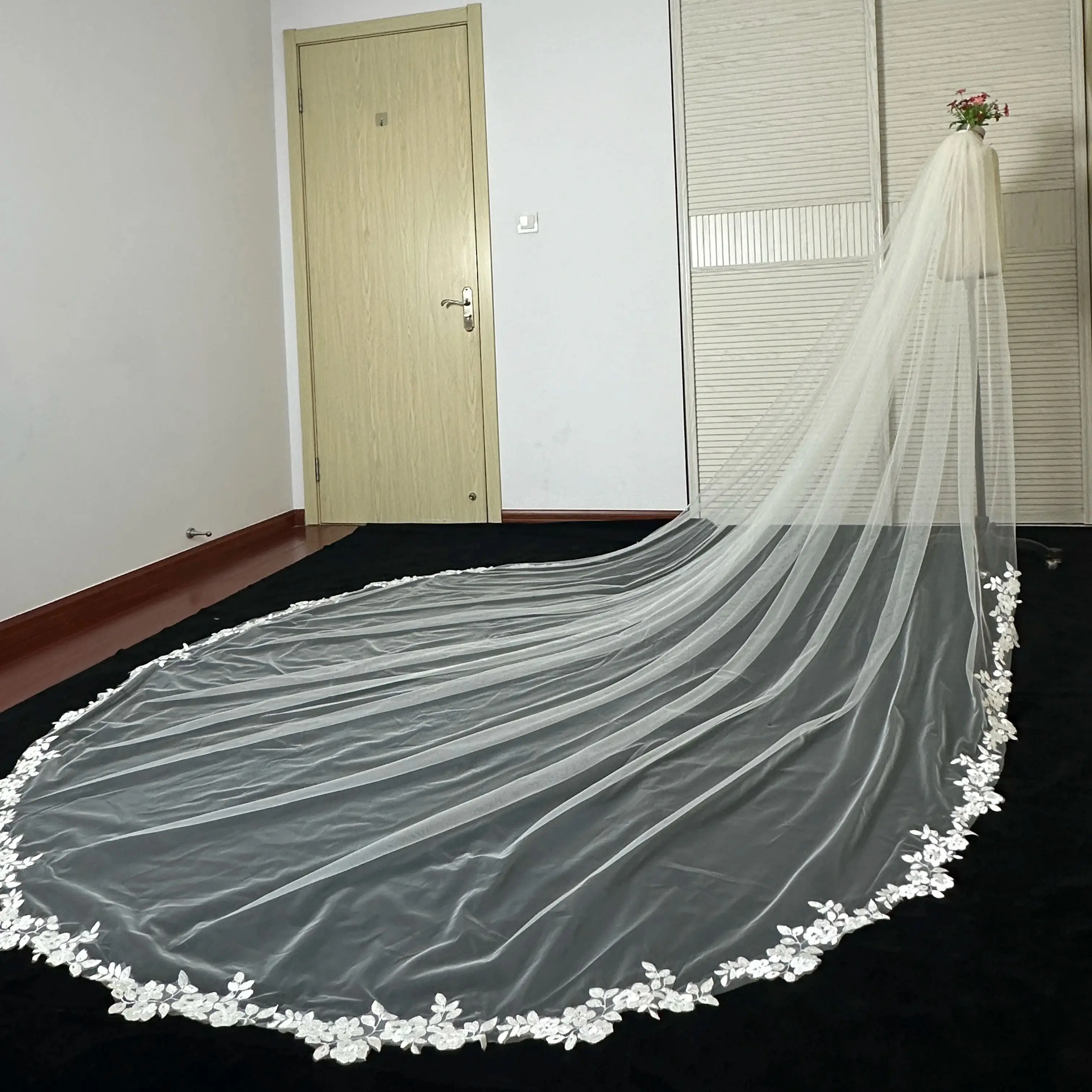 Velo de novials Elegant Wedding Bridal Veil | Custom Made with Intricate Lace | Perfect for Your Gorgeous Cathedral Wedding