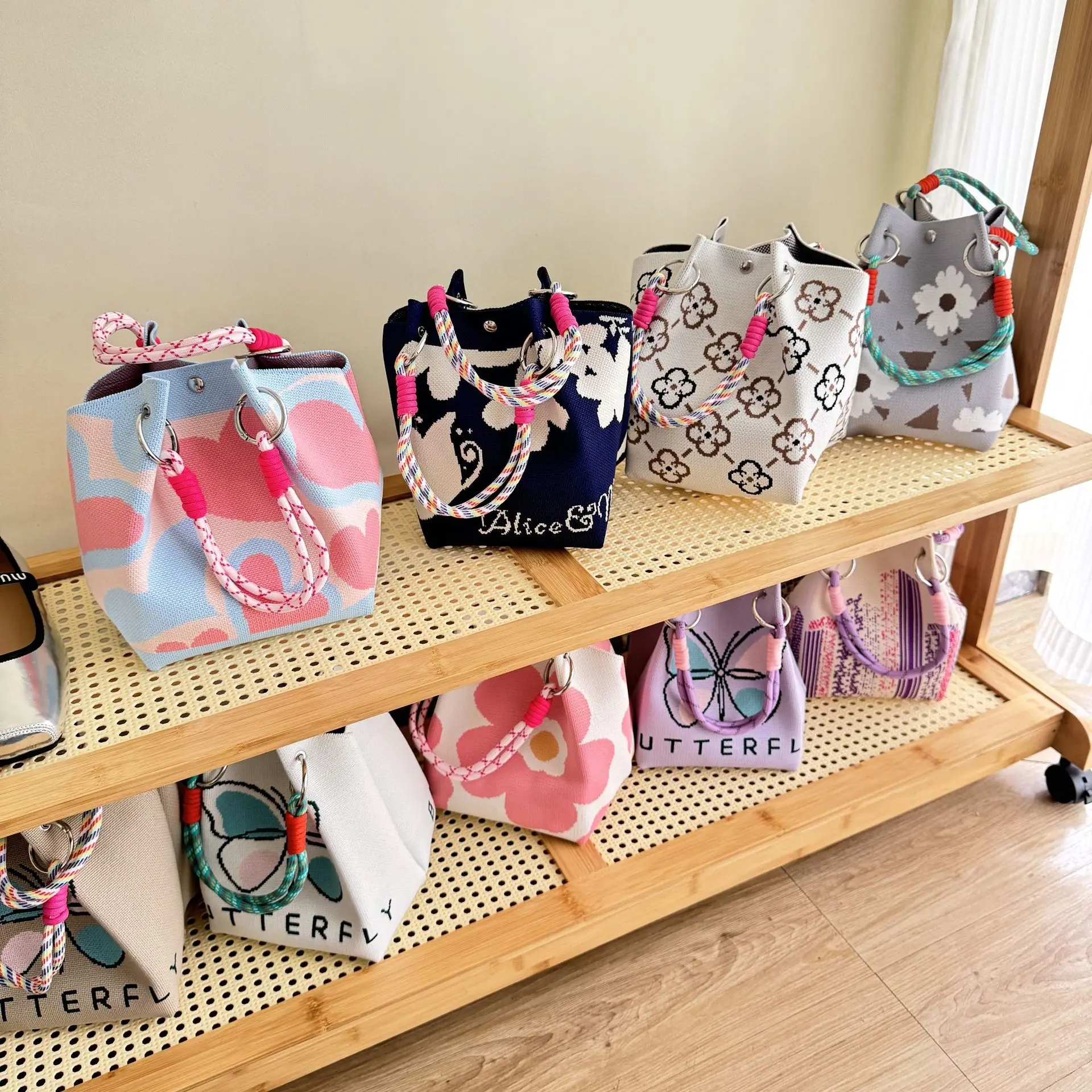 

New Ins Niche Design Knitted Handbag Women's Fashion Travel Photo Handbag Bucket Bag