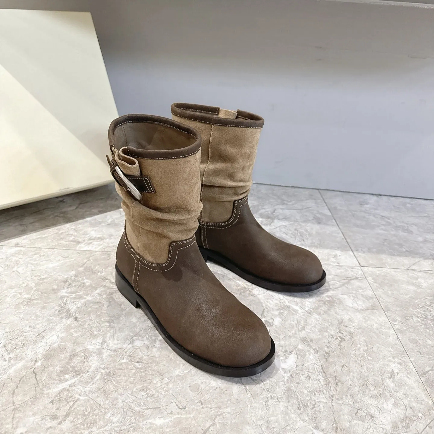 Botines de mujer con hebilla arrugada: parte superior de piel de vacuno y ante color caqui y marrón oscuro, abrigos/sudaderas con suela de inyección Otoño/Invierno