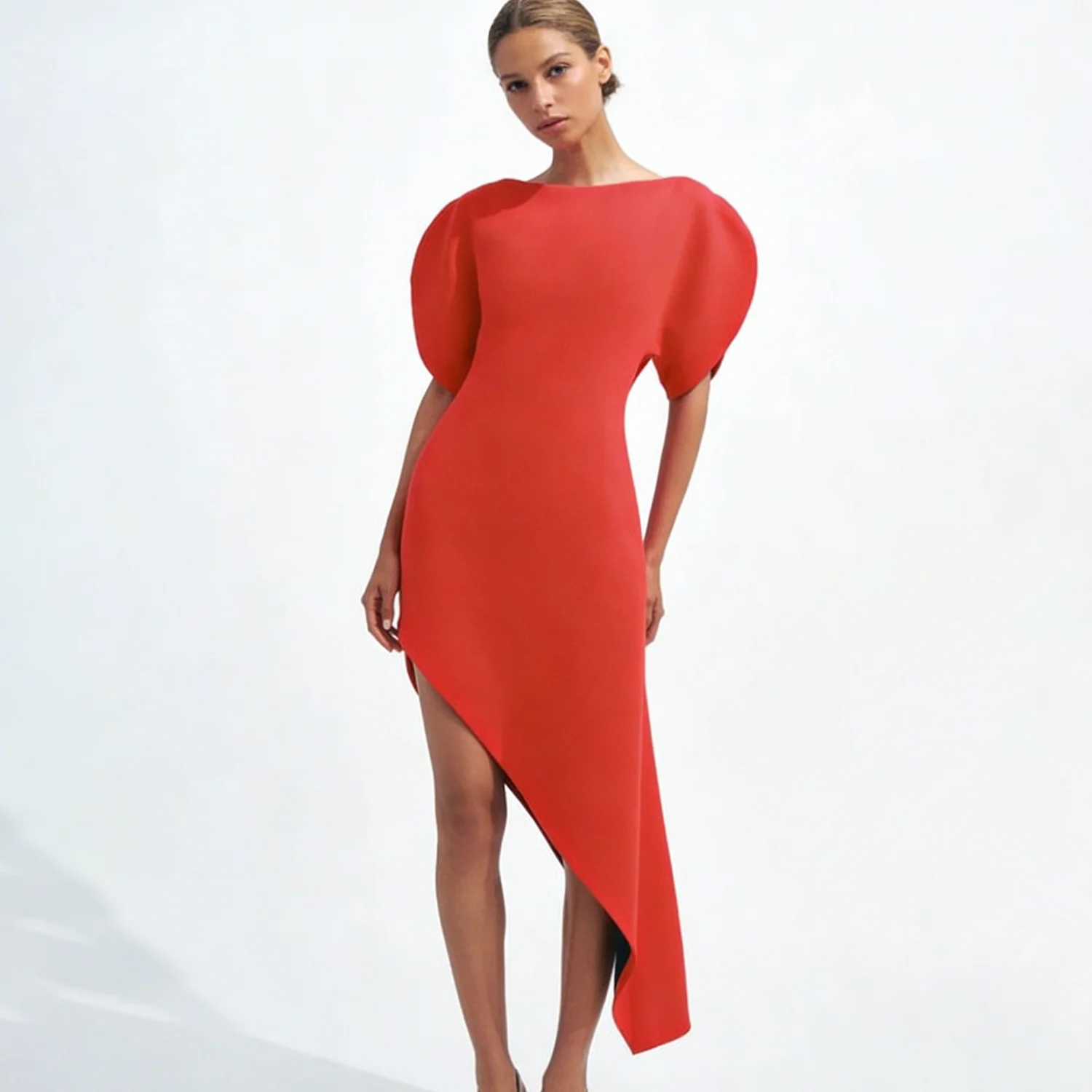 

Платье LIMO 2026 с пышными рукавами, вырезом-лодочкой и асимметричным подолом. Структурированное и элегантное, идеально подходит для вечеринок, ужинов или особых случаев.