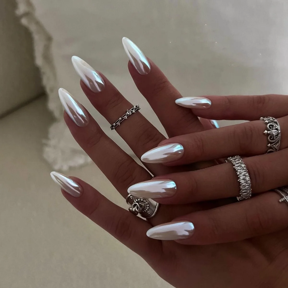 24pcs Solid Color Press on Nails Short Almond Simple White Glitter Design False Nail Round Head Fashion Datachable Fake Nails