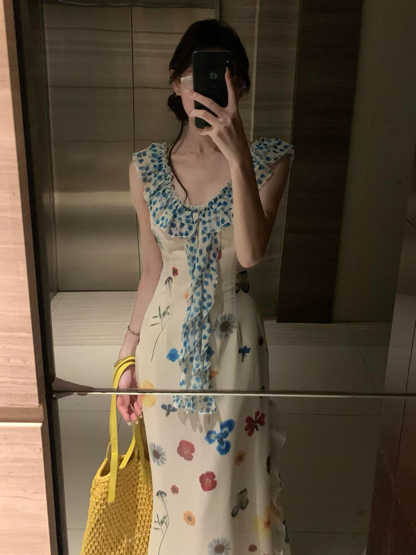 ชุดเดรสยาวลายดอกไม้แบบเปิดไหล่สำหรับผู้หญิง ฤดูร้อน 2025 รุ่นใหม่ สไตล์หรูหรา ทรงเอ เอวสูง ไม่มีแขน คอวี