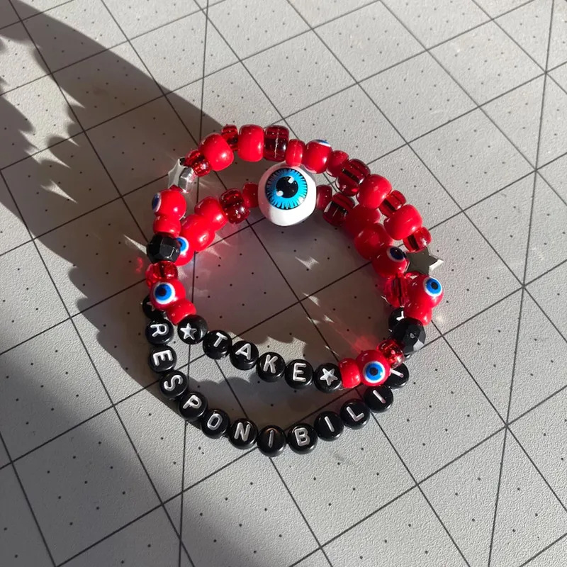 Y2K مجموعة أساور كاندي مصنوعة يدويًا بحروف مخصصة على شكل عين الشر - نمط غسيل الفم العصري |   الموضة والحماية