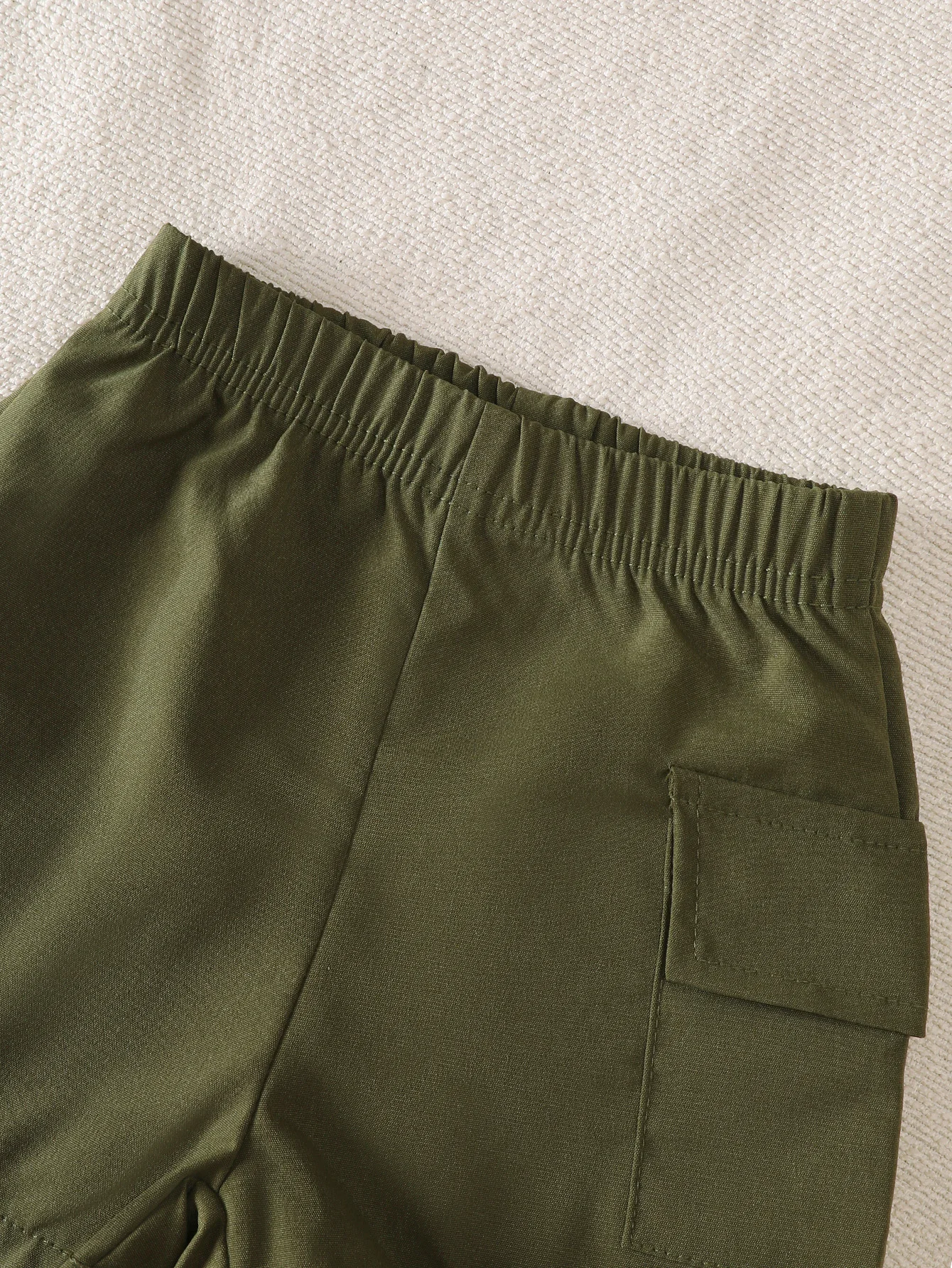 Baby- und Kleinkind-Sommermode, lässiger britischer Stil, Poloshirt und Shorts Zweiteiler-Set, erbsengrünes besticktes Pony-Revers-Oberteil + armeegrüne Cargo-Shorts mit Taschen, 2-teiliges Set – Detail 5