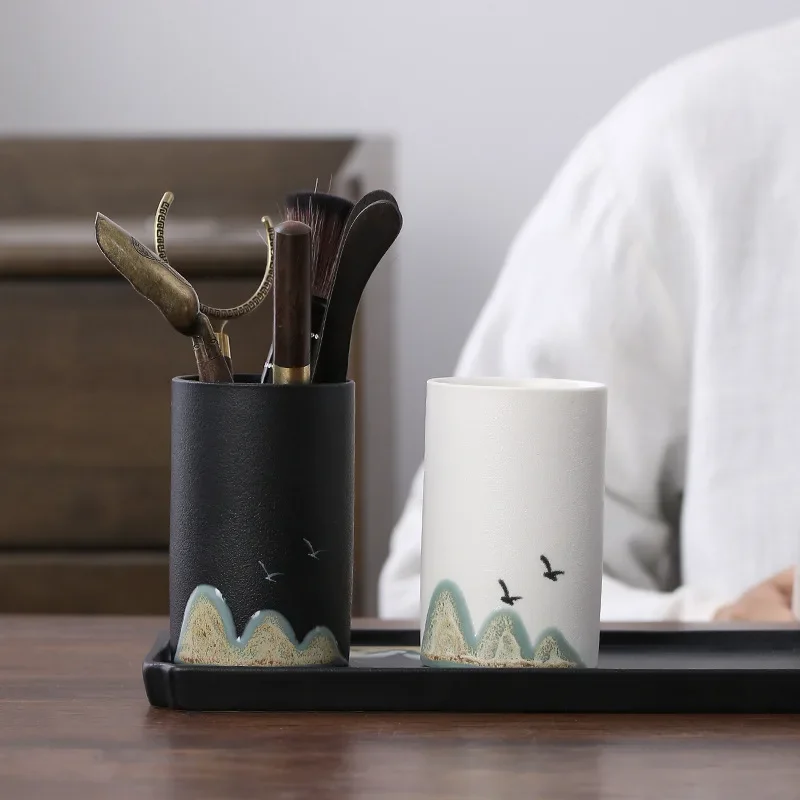 

Ceramic hand-painted distant mountains tea ceremony six gentlemen home tea tools pen holder