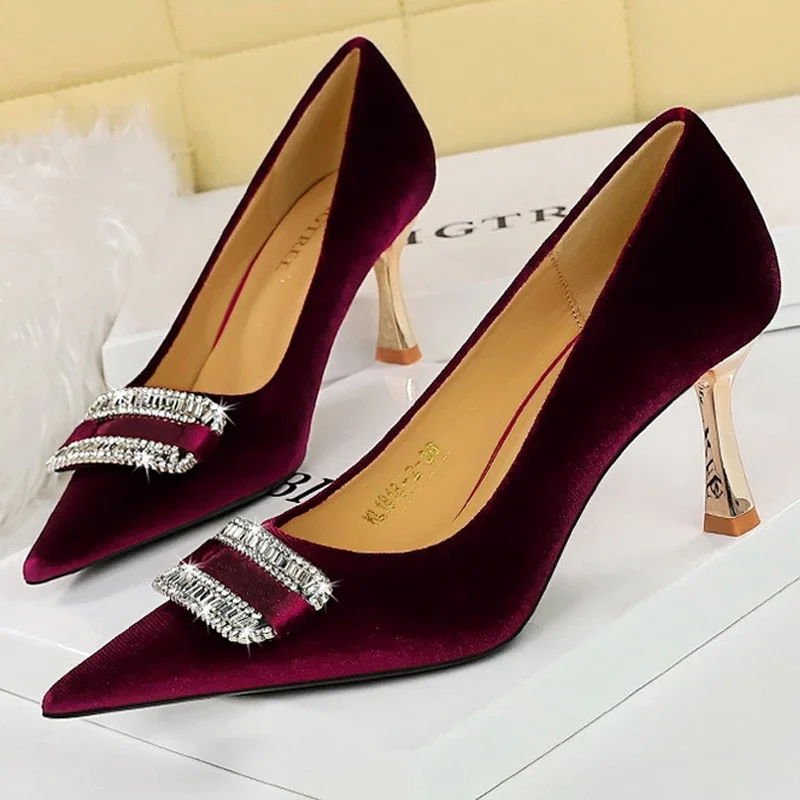 Kobiety 7cm Wysokie obcasy Sexy Rhinestone Buckle Pointed Toe Party Low Heels Pumps Lady Velvet Wedding Evening Bling Crystal Shoes