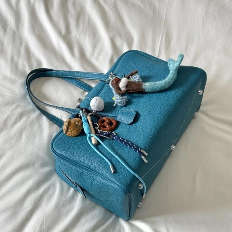 Brand Luxury Genuine Leather Tote Bag Lychee Texture French Retro Elegance Large Capacity Tote Bag Simple Commuter Shoulder Bag view 3
