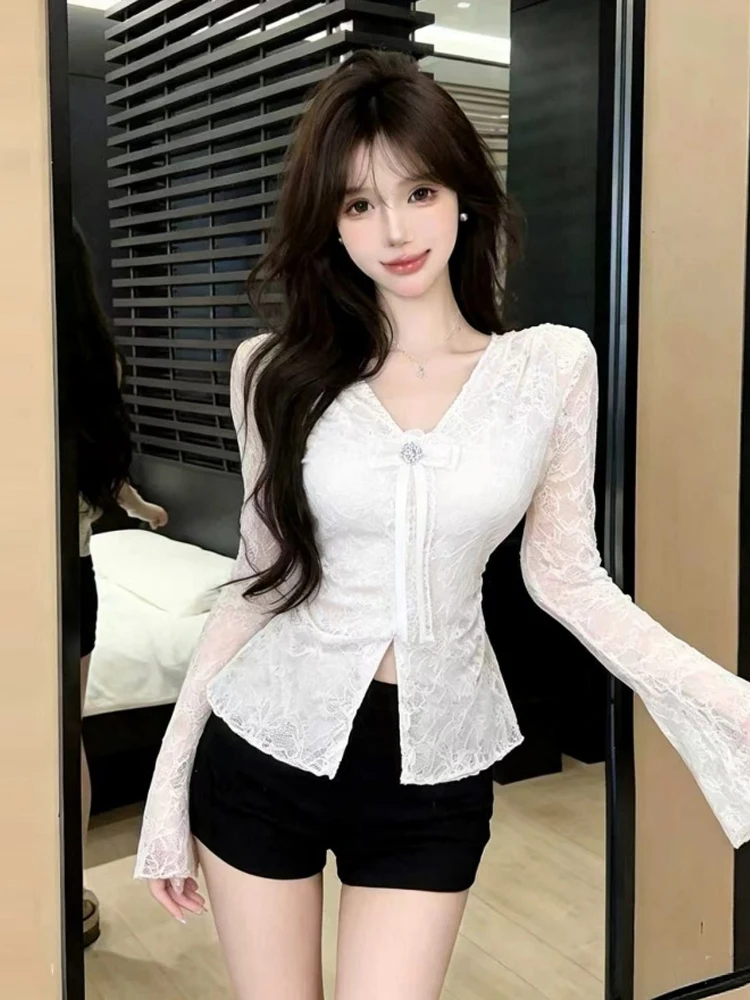 Slim Fit Lace Patchwork V-Neck Bell Sleeve T-Shirt French Style Casual Long Sleeve Split Design Women's Fashion Autumn Top