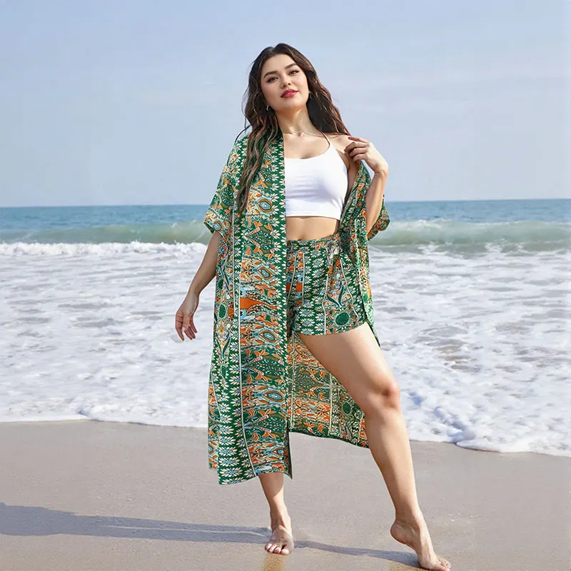 

Женский комплект из двух предметов с принтом больших размеров и открытым передним кимоно в богемном стиле с короткими рукавами и шортами.