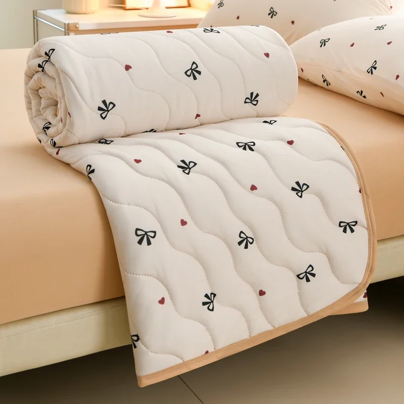 Bow Print Cooling Summer Blanket Lightweight Air Conditioner Quilt Machine Washable Thin Quilted Duvet Breathable King Comforter