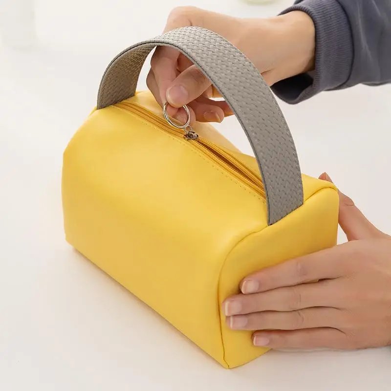 Wasserdichte PU-Leder-Kosmetiktasche mit robustem Tragegriff, großem Fassungsvermögen für den täglichen Gebrauch und auf Reisen. – Detail 4