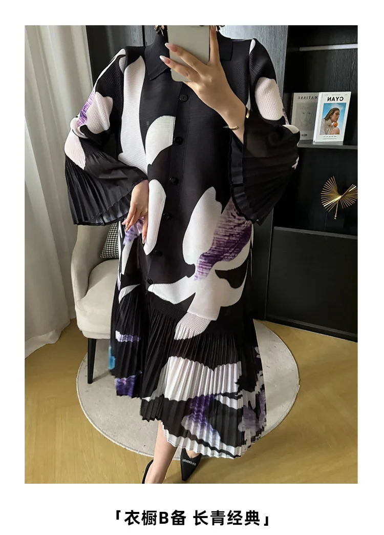 Miyake Plissierter Cardigan mit Knopfleiste, Frühjahr 2024, Neues Damenkleid mit Print, Revers und Blütenknospenärmeln, Sommerliches Damenkleid in Mittellänge – Detail 4