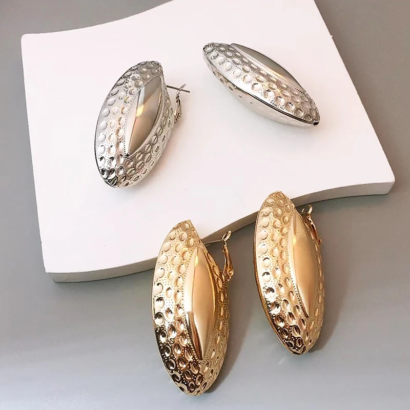 Anting-anting bertekstur Oval berongga logam untuk wanita anting-anting pesta wanita modis dan berlebihan