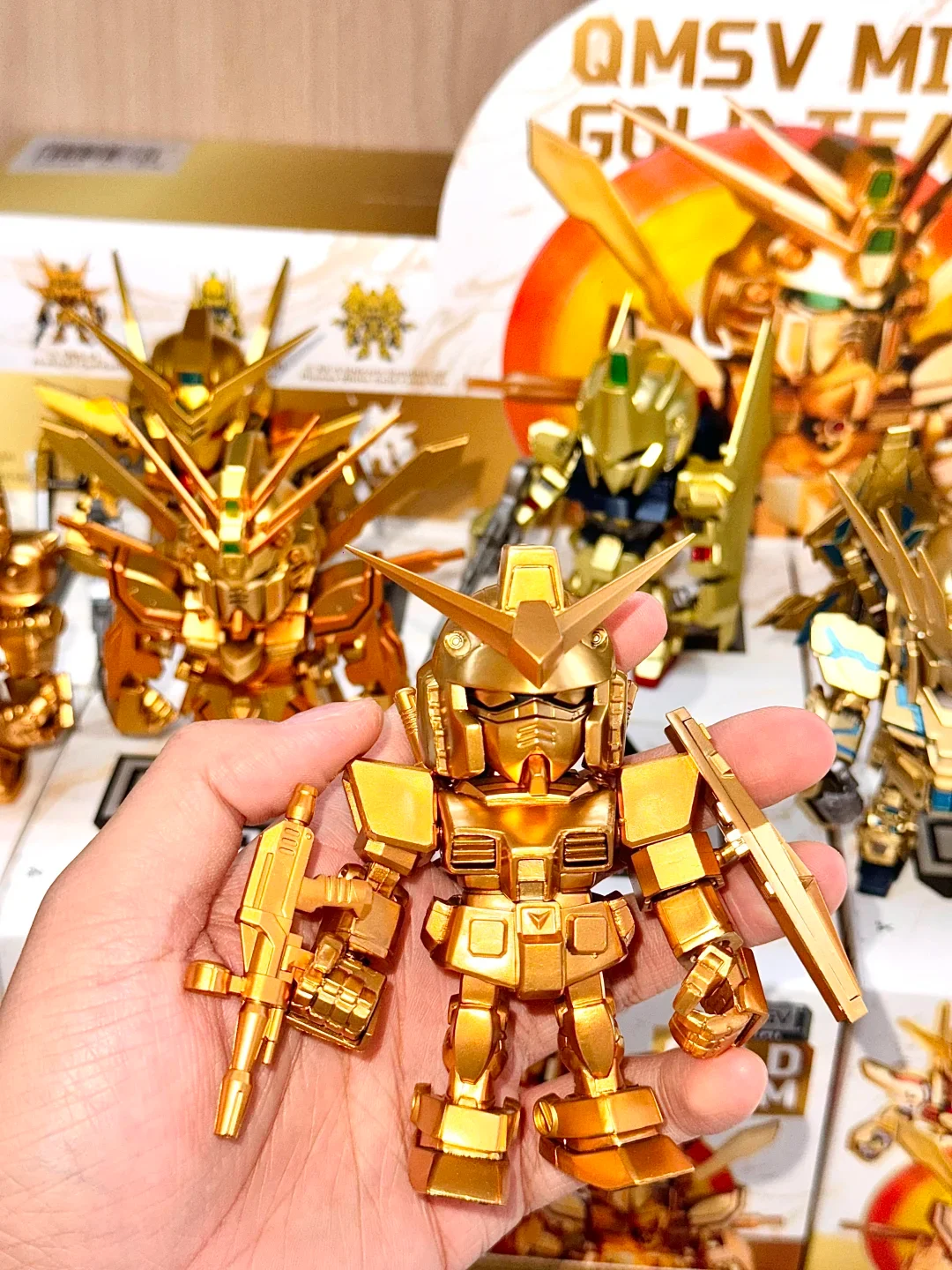 

Новинка в наличии: Оригинальная коллекционная фигурка Bandai QMSV Mini Gold Team (серия Luxury Golden Team), случайный выбор, настольное украшение, модель-игрушка