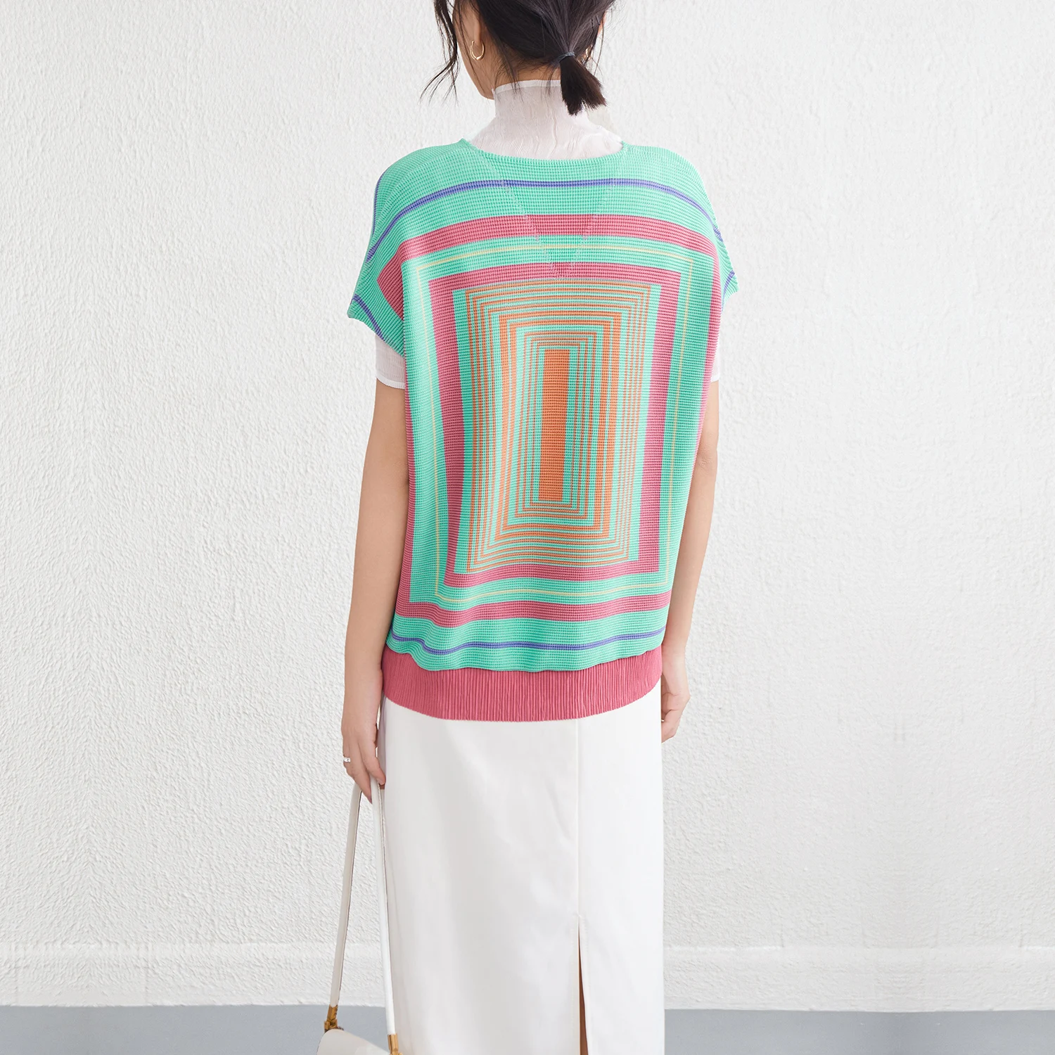 2025, Sommer, neues Miyake-Stil, kariertes T-Shirt für Damen, lässiges Plissee-Shirt