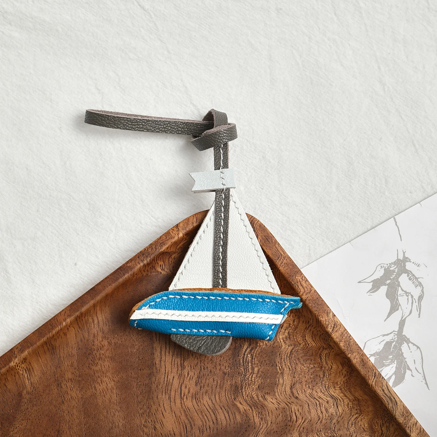Echtes handgenähtes Segelboot-Charm aus Schafsleder, 3D-Lederanhänger mit Hängeriemen, vielseitiges Accessoire für Handtaschen-Dekoration & C – Detail 3