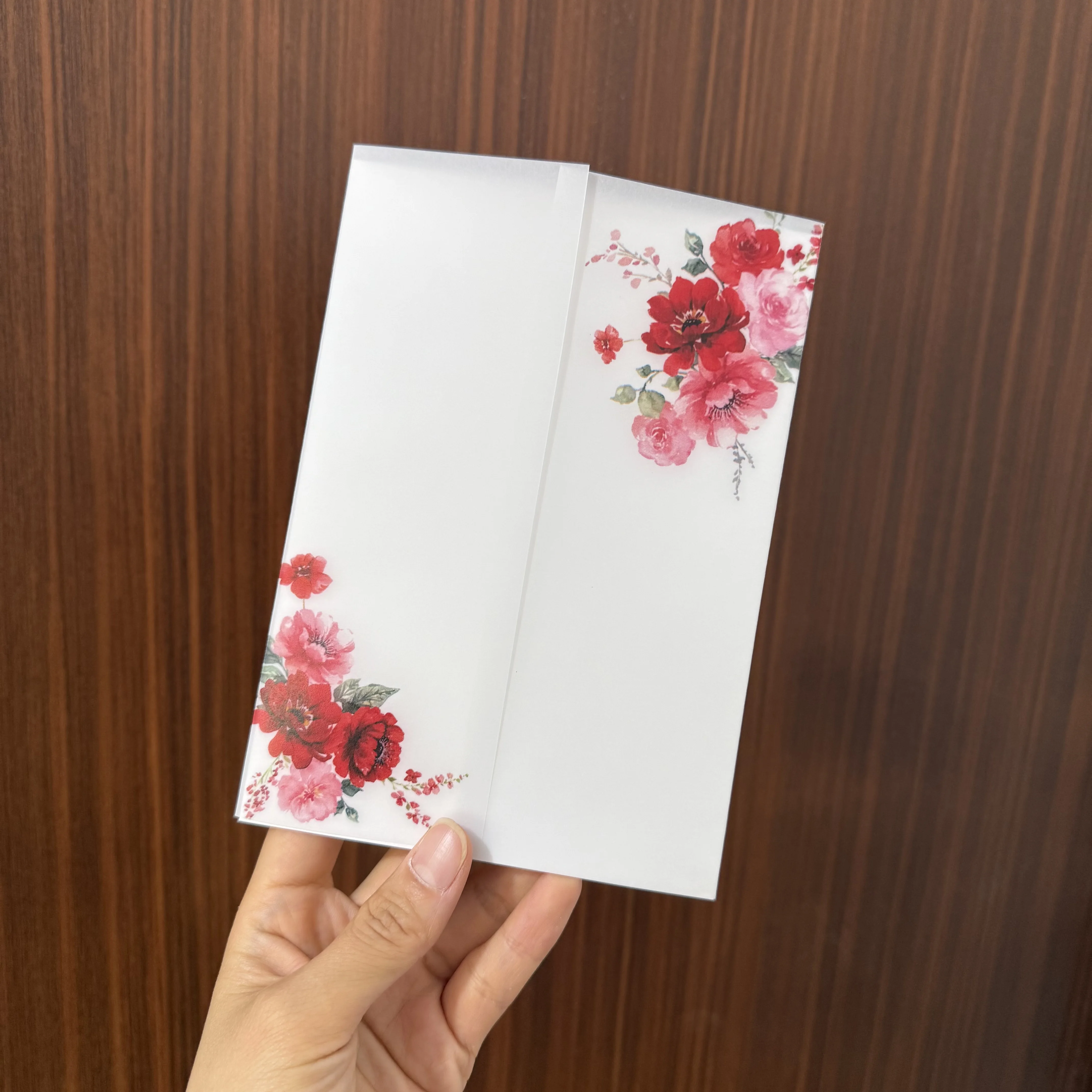 Okład Vellum z kwiatem róży odpowiedni do zaproszenia ślubnego o wymiarach 5 x 7.