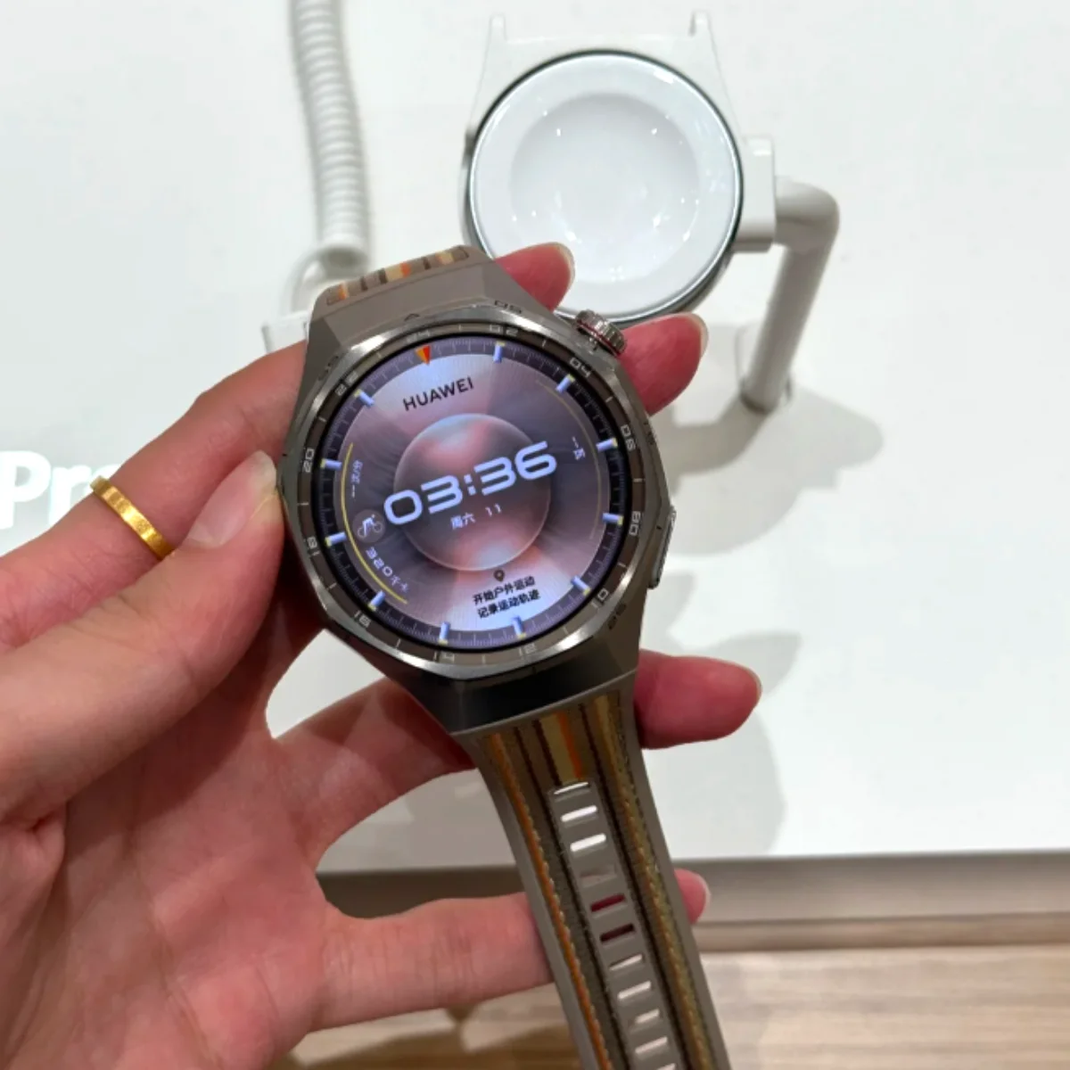 ساعة هواوي GT 6 Pro الإصدار العالمي ساعة ذكية بشاشة AMOLED مقاس 1.47 بوصة عمر البطارية 21 يومًا HarmonyOS 6.0 IP69 NFC iOS وAndroid