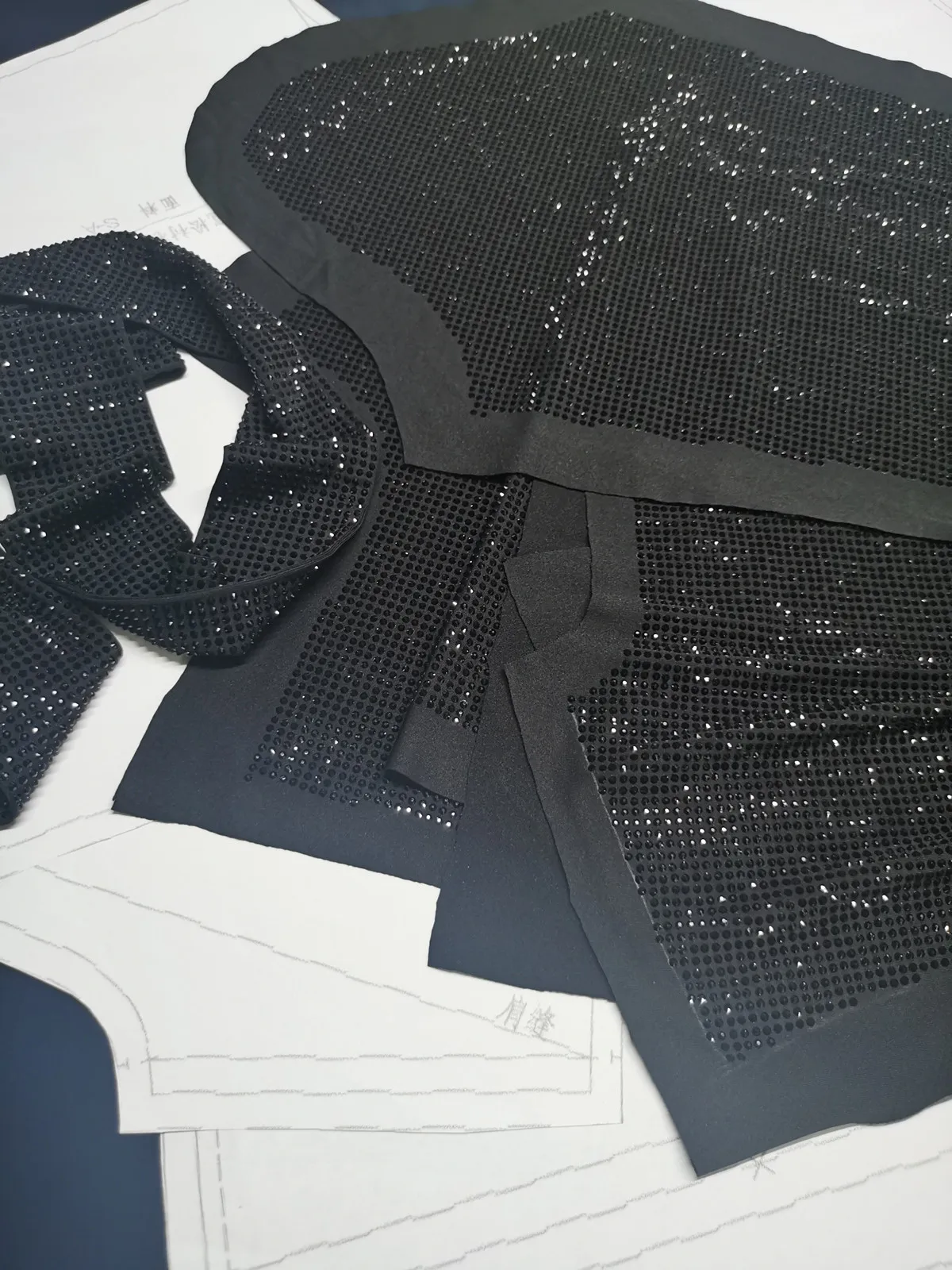 Customized Tailored Full Stones Cutting Piece Clothing Parts Dress Garment Hot Fix Crystal Rhinestone Strass Fabric Embroidered