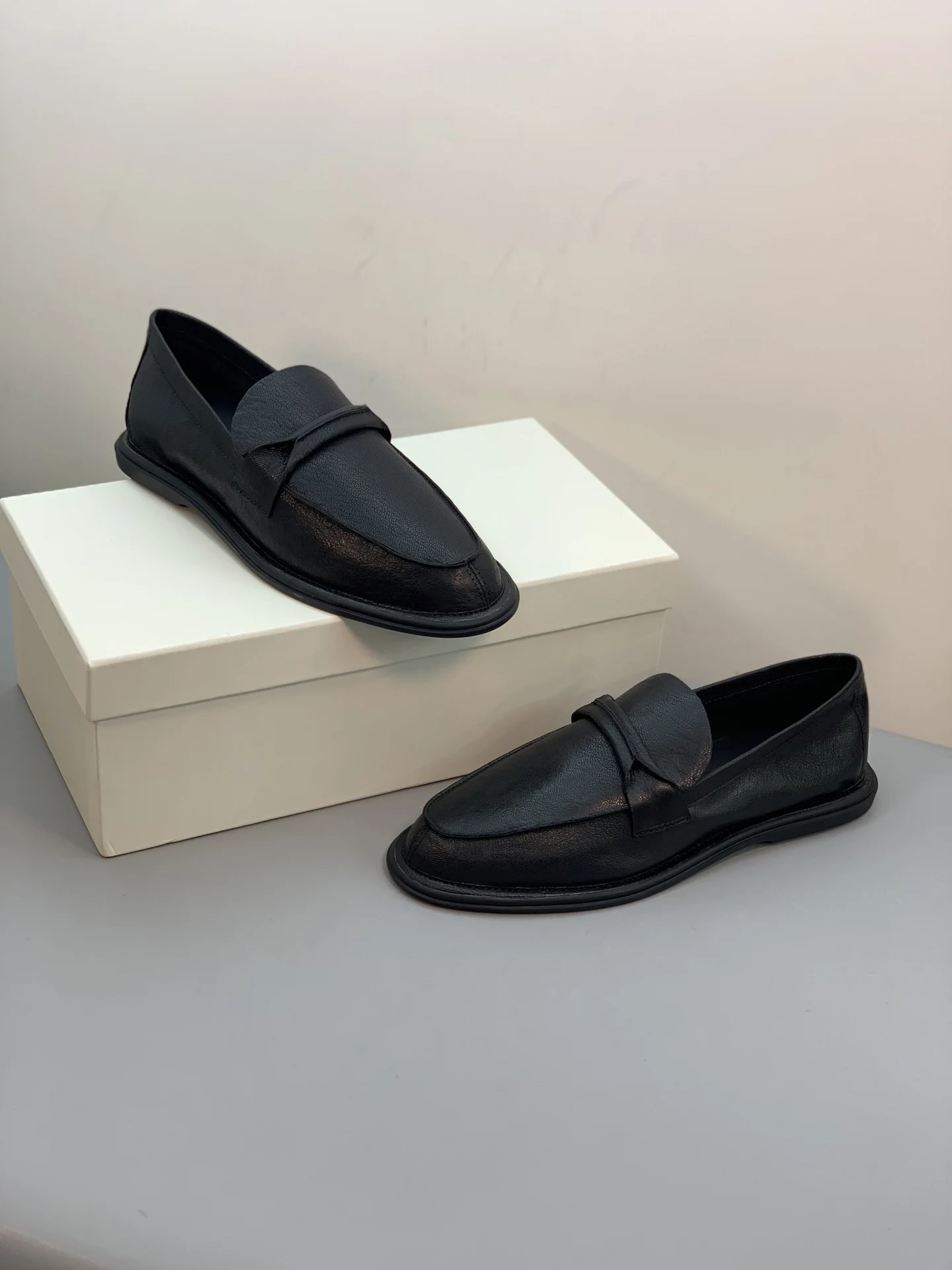 

Женские слипоны-лоферы из премиальной кожи и замши