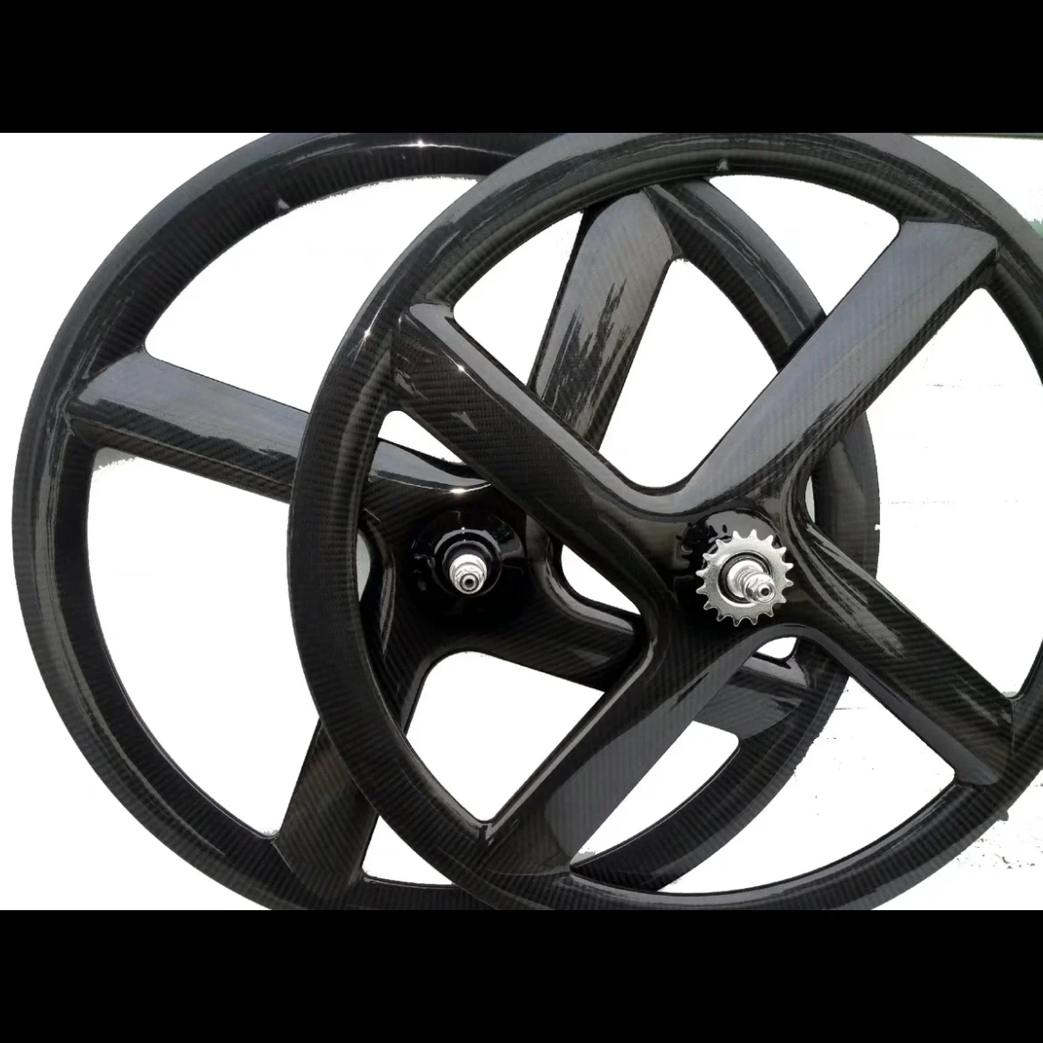 

Brand-new 700C Carbon Fiber Four-Spoke Wheel Set, lightweight yet durable. It can be customized V brakes or disc brakes accordi