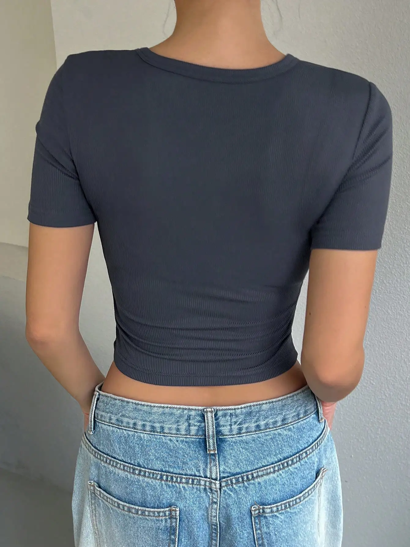 تي شيرت نسائي قصير الأكمام مزود بفتحة غير متماثلة، ملابس حضرية عصرية