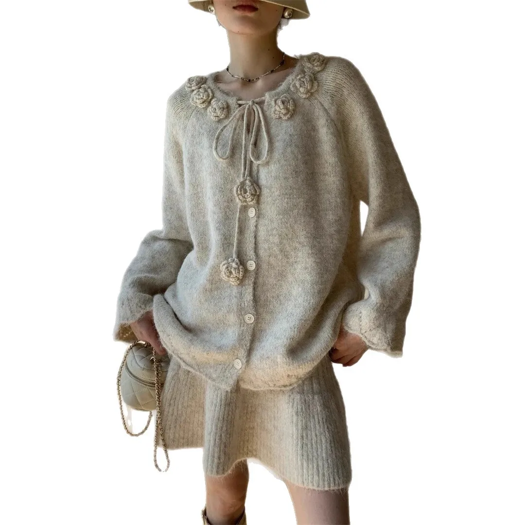 2025 Autunno/Inverno Nuovo Stile 3D Floreale Morbido Girocollo Maglione Cardigan A-line Minigonna Lavorata a Maglia Set per Le Donne