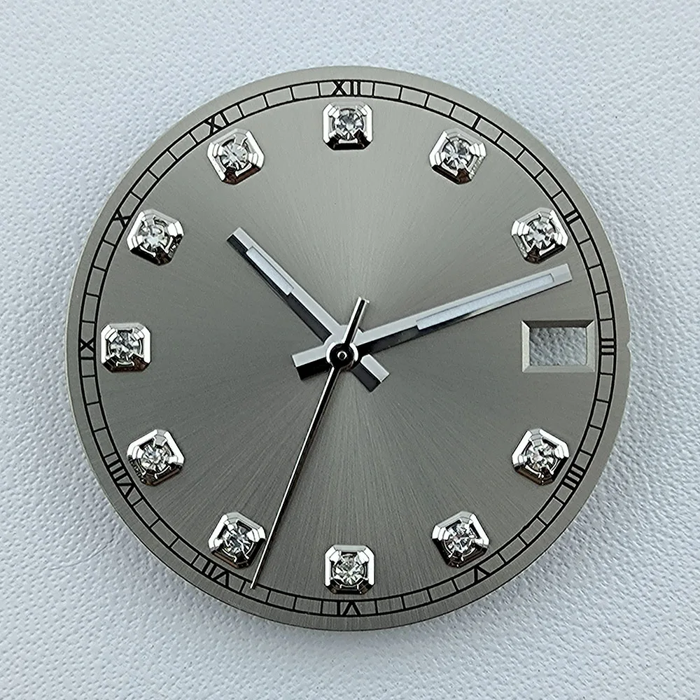 Циферблат NH35 28,5 мм. Циферблат с индивидуальным логотипом. Алмазный индекс. Совместим с механизмом NH35. Вставка корпуса с заводной головкой на 3 часа.