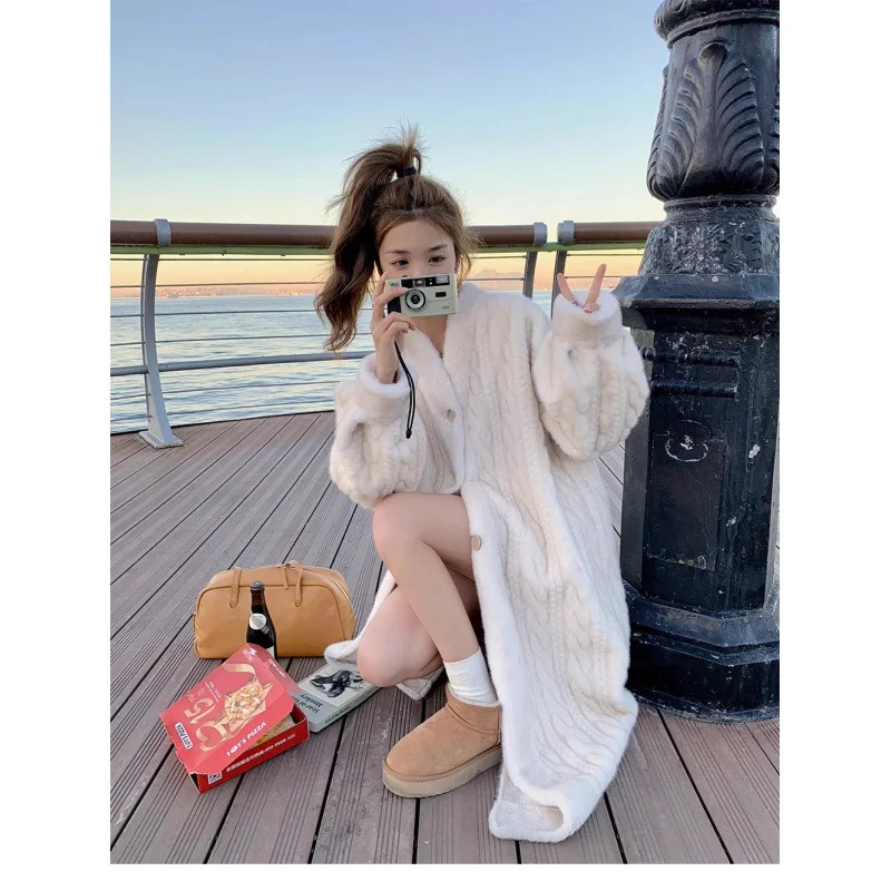 Nowa kurtka swetrowa damska na zimę 2025, połączenie futra i pluszu, swobodny i stylowy długi płaszcz w jednolitym kolorze.