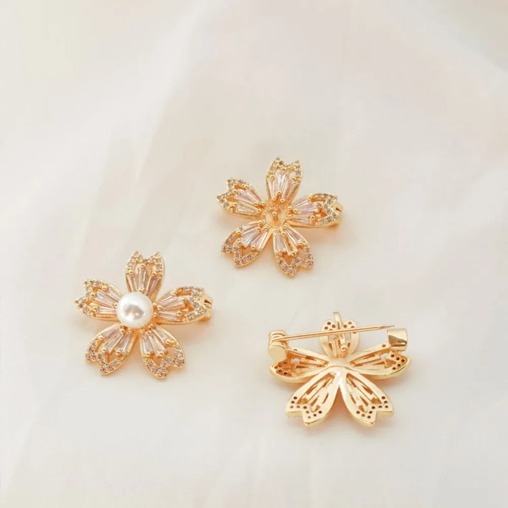 

A 14K Gold-plated, Slightly Inlaid Zircon Five-petal Flower Brooch with A Pearl Anti-light Clasp for Fixing
