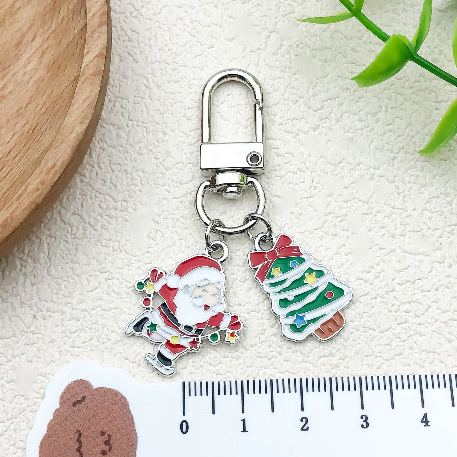 1PC Zinklegierung Tropföl Weihnachtsbaum Weihnachten Skating Santa Set Serie Freizeit U-förmiger Schlüsselanhänger, Weihnachtsmode-Accessoire